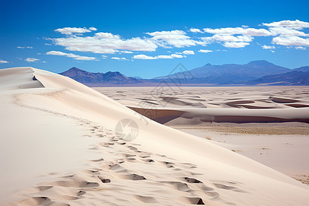 远处山脉下的沙漠图片