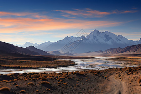 沙漠中的河流与山脉背景背景图片