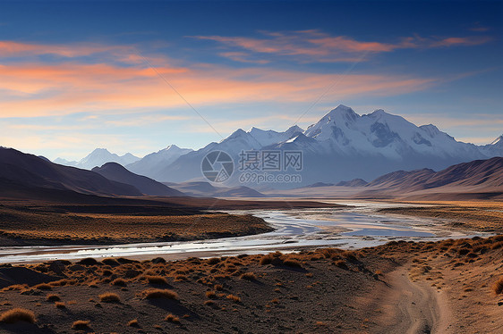 沙漠中的河流与山脉背景图片