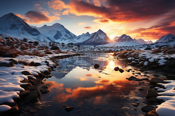 雪山和河流图片