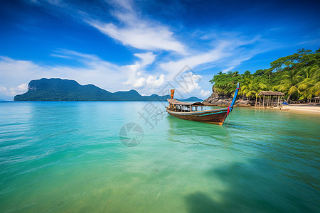 海边小屋下的船只高清图片