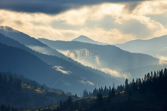 夕阳下的云雾山林图片