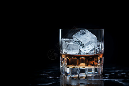 黑桌上的冰镇威士忌图片