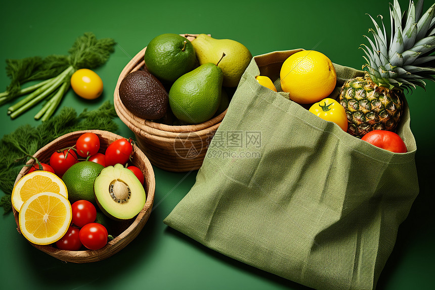 购物袋和篮子里的水果图片