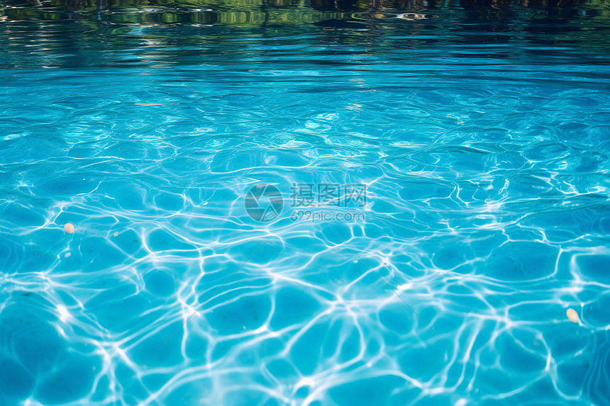清澈的泳池水图片