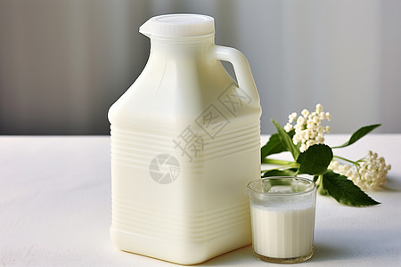 白色瓶子中的牛奶图片