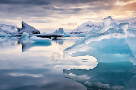 冰湖上漂浮着一座巨大的冰山图片