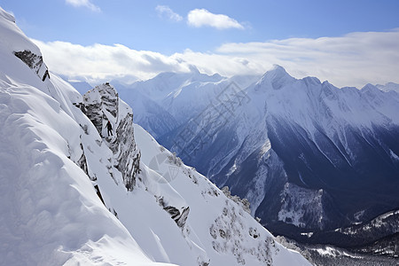 雪山巅峰上的人图片