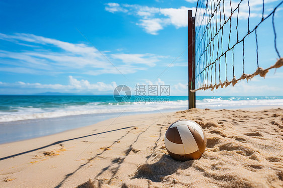 海边沙滩上和排球图片