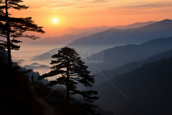 人站在山丘上图片