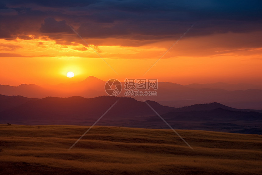 夕阳时的群山风景图片