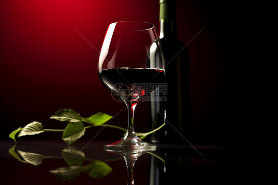 玻璃酒杯里的红酒图片