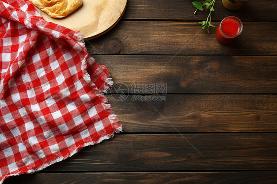 餐桌上的红格子桌布图片