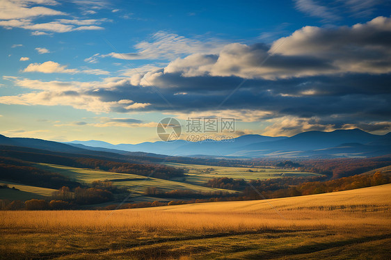 牧场下的山峦图片