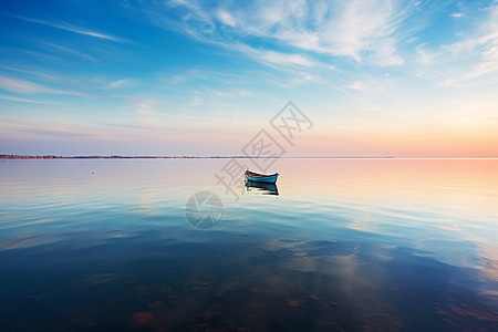 停泊在湖面的小船背景图片