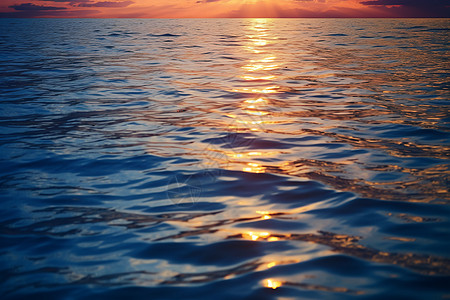夕阳映照下的海洋图片