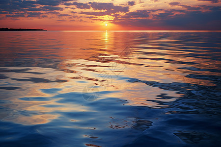 夕阳余晖下的湖水背景图片