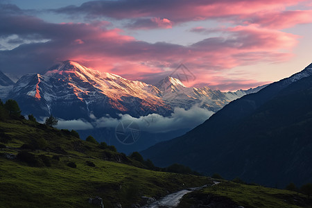 夕阳下的山脉背景图片