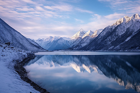 一池雪山环绕的湖泊图片