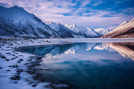 山脉西藏雪山下的湖泊背景