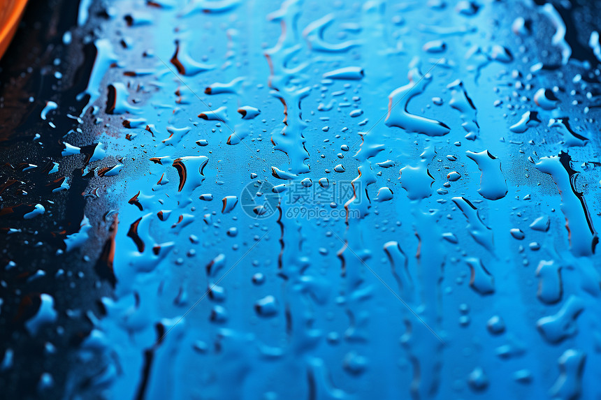 挡风玻璃上滚落的雨滴图片