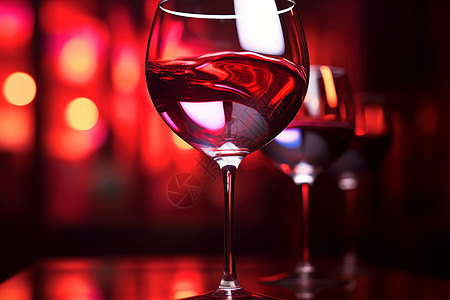 玻璃杯中的艳红背景图片