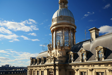 巴黎著名建筑大教堂上的时钟塔和背景的桥梁图片