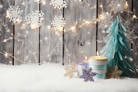 圣诞树旁边的蜡烛图片