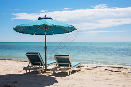 夏季沙滩上放松的遮阳椅图片
