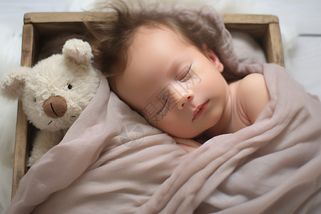 床上玩偶旁甜美的婴儿图片