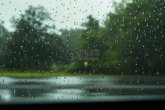户外玻璃上的雨滴图片