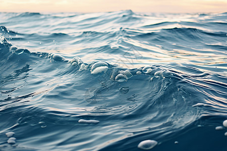 海洋中扬起的水浪图片