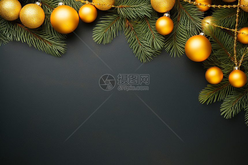 圣诞树上的金色装饰物图片