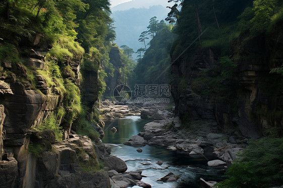 岩石与河水交织图片