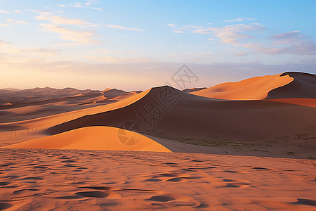 夕阳下美丽的沙漠图片