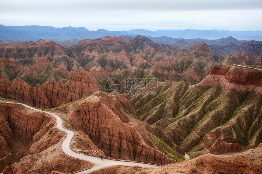 山峦高耸云雾缭绕的自然风光图片