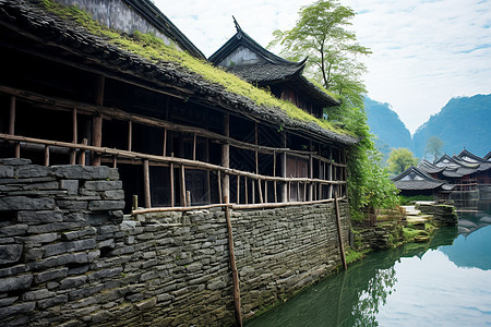 河流边的古旧建筑图片