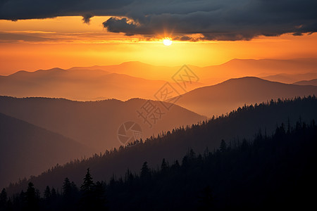 夕阳下的山脉图片