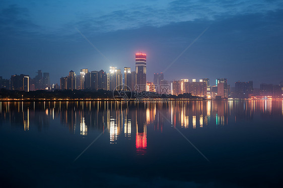 夜色中的城市霓虹图片