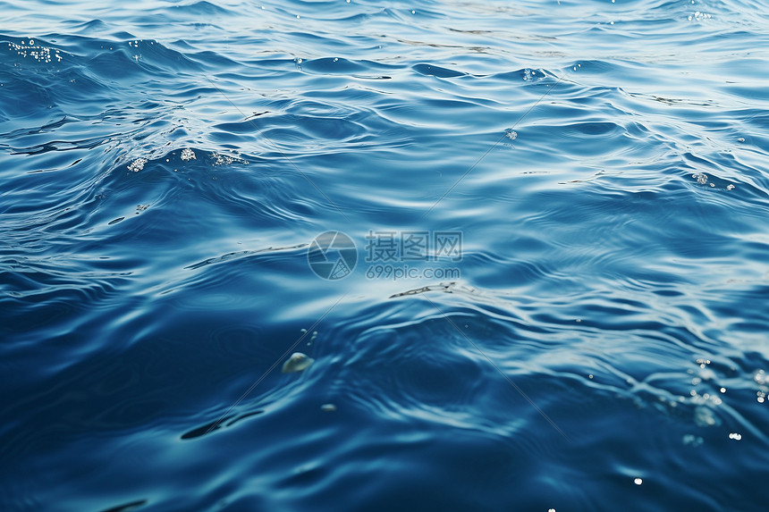 蓝天下的水面图片