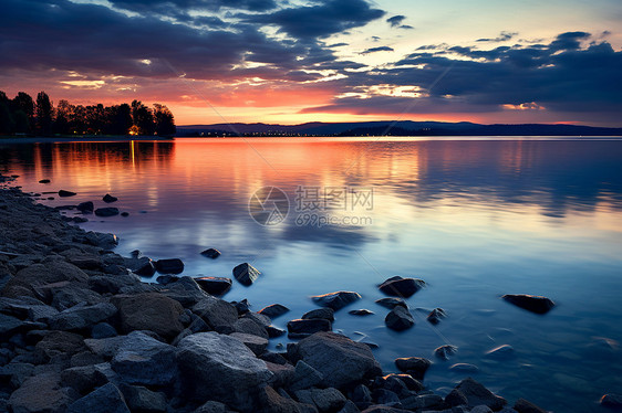 夕阳映照湖畔图片