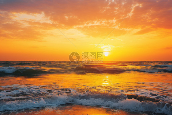 夕阳下海浪拍打沙滩图片