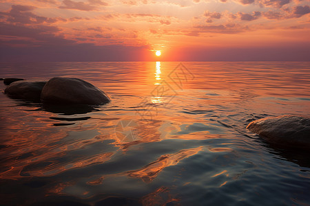 夕阳映照海面图片