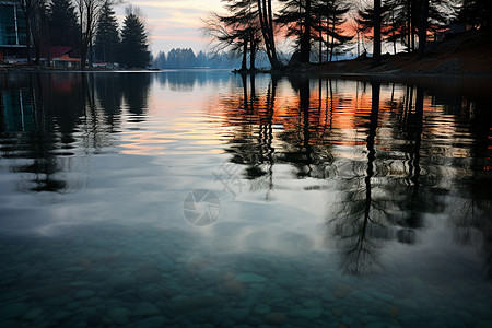 黎明前的湖泊图片