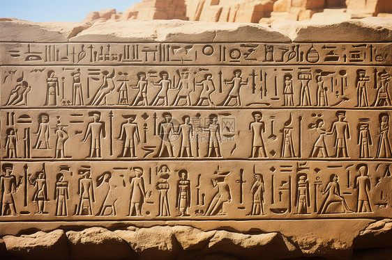 沙漠中的象形文字石板图片