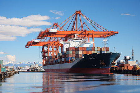 巨型货船在港口悬挂起重机背景图片