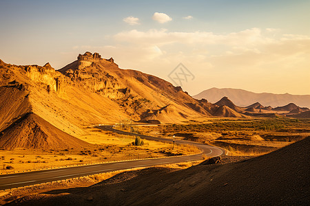 沙漠中蜿蜒的公路图片