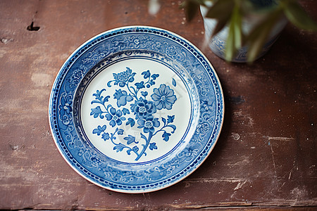 花瓶与蓝白瓷盘背景图片