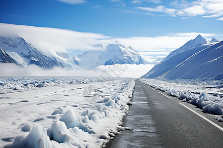 雪山与道路图片