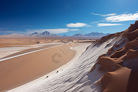 沙丘中壮观的山脉图片